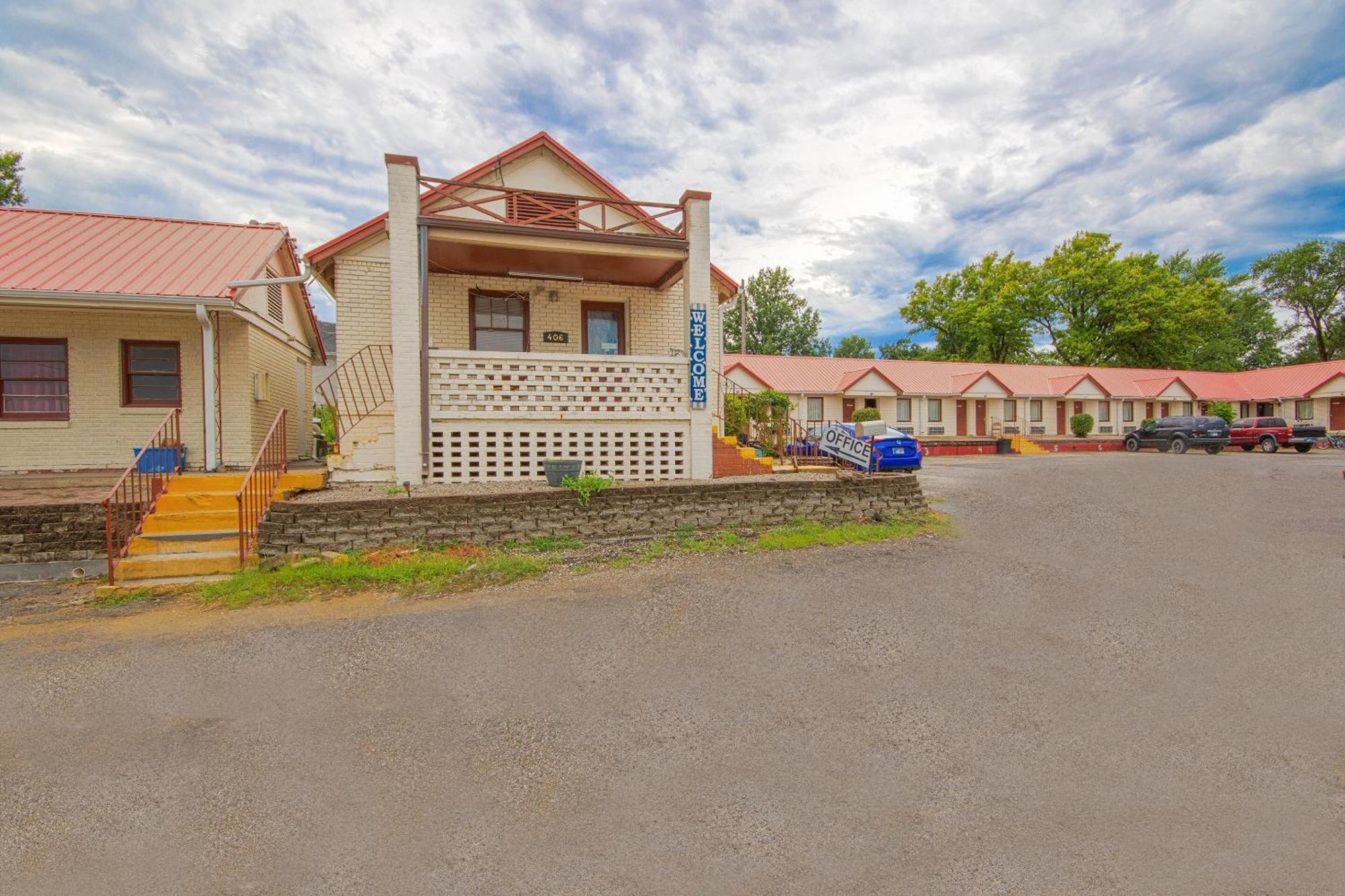 Sunflower Motel Hiawatha By Oyo Exterior foto