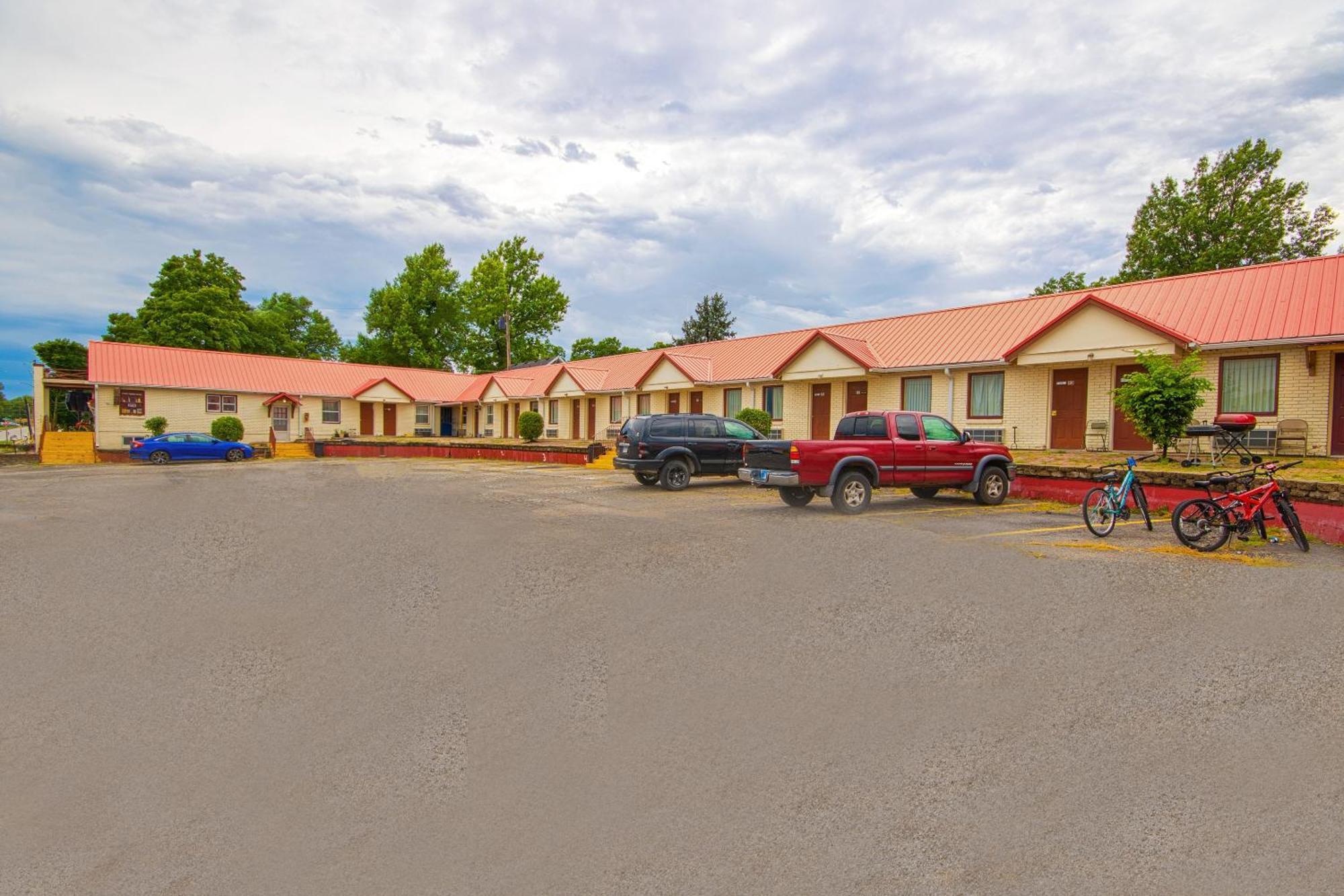 Sunflower Motel Hiawatha By Oyo Exterior foto