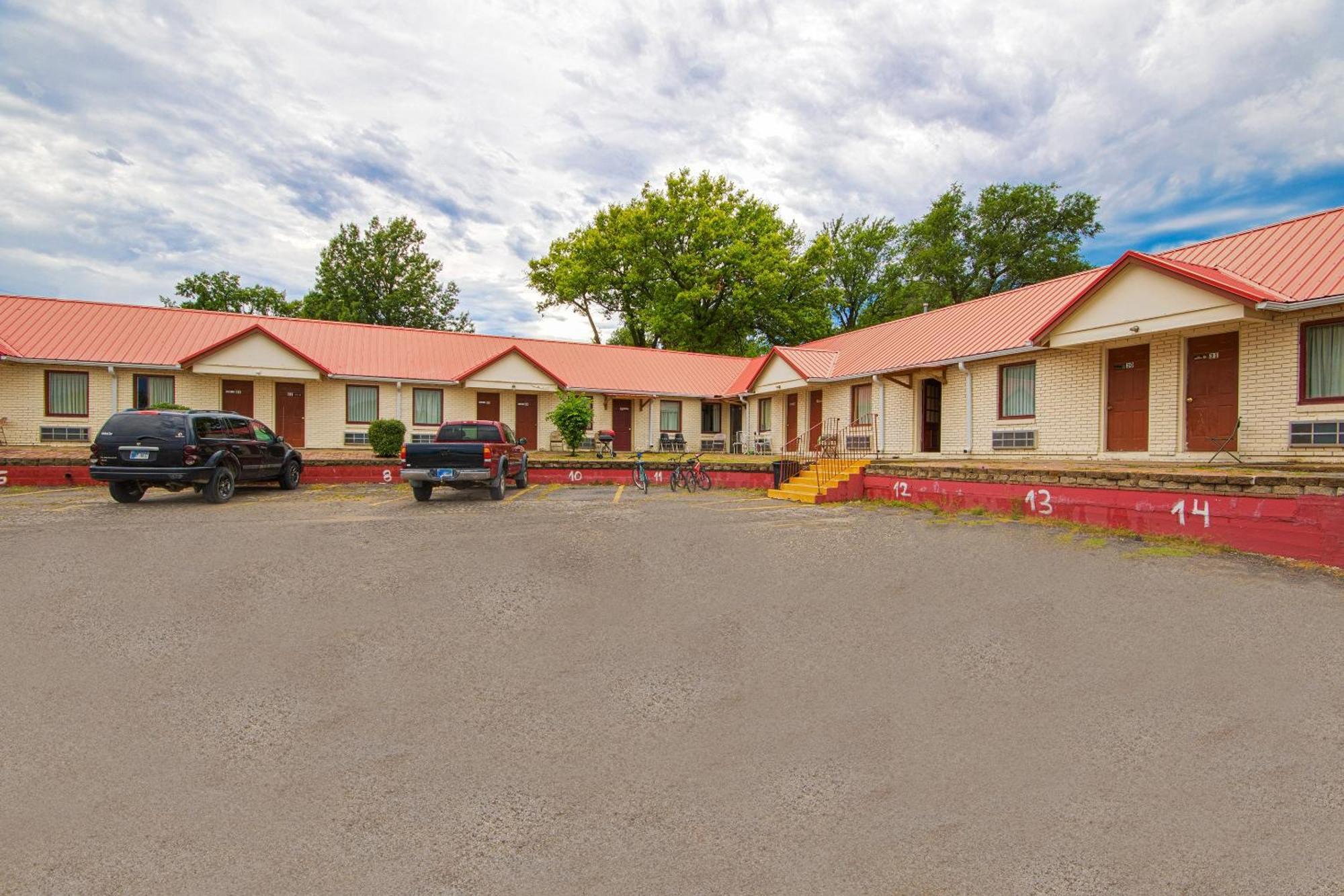 Sunflower Motel Hiawatha By Oyo Exterior foto